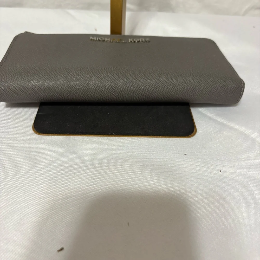 Michael Kors Jet Set Travel continental wallet in grey saffiano leather. - Picture 10 of 10